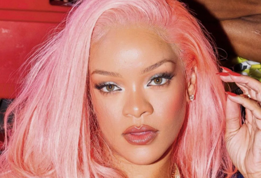 Rihanna sfoggia un nuovo colore di capelli: sono rosa bubble-gum